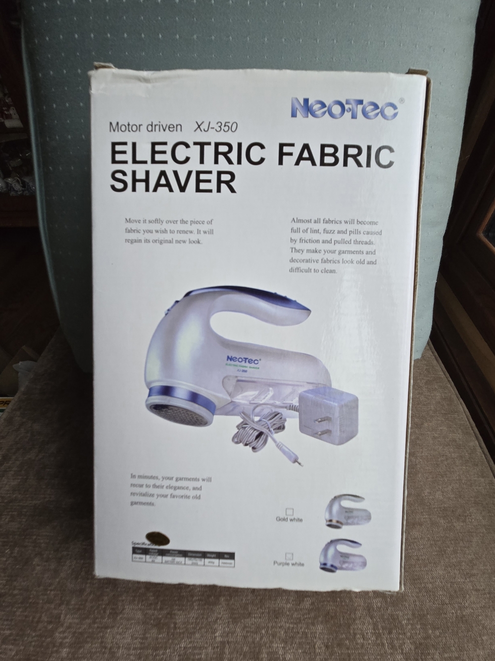 XJ-350 Electric Fabric Shaver - White and Gold - Picture 2 of 5